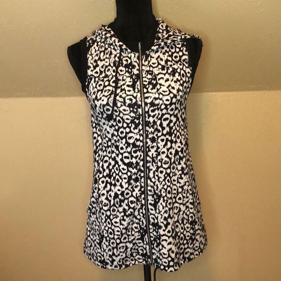 NWT Lily White Sleeveless Zippered Hoodie Small - Picture 1 of 7